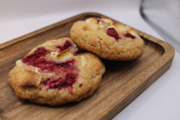 White chocolate chip raspberry cookies 4 stuks